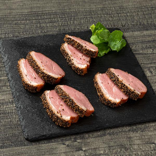 柔らかい鴨肉のロースを丁寧に燻製仕上げにした「合鴨ロースパストラミ ブロック」です。1本あたり約200gのブロックです。お好みの厚みにスライスしてお召し上がりください。黒胡椒がアクセントになっている、ジューシーな合鴨スモークは大人の味わいで...