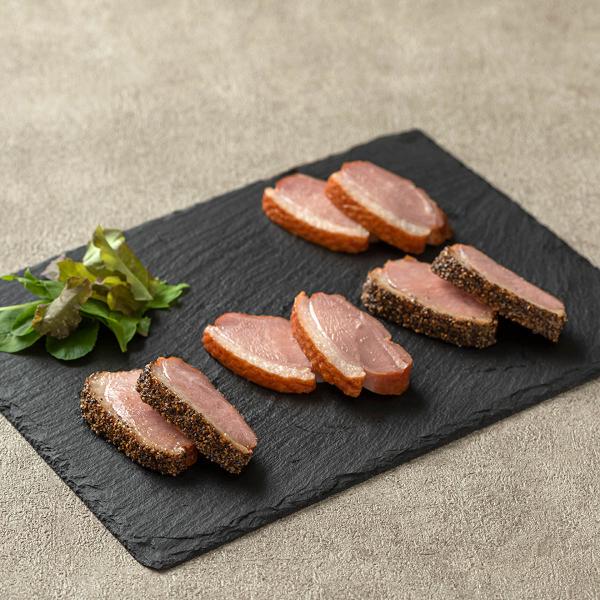 柔らかい鴨肉のロースを丁寧に燻製仕上げにした「合鴨 スモーク パストラミ 食べ比べセット」です。「合鴨スモーク」「合鴨スモークパストラミ」を詰め合わせました。1本あたり約200gのブロックです。お好みの厚みにスライスしてお召し上がりください...