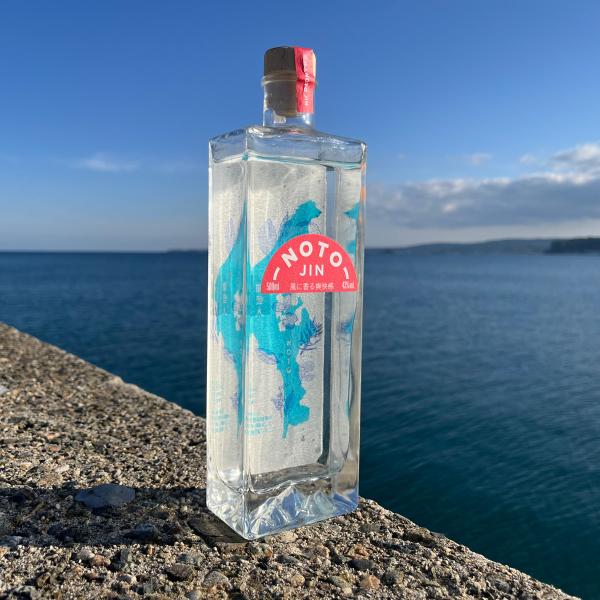 「のとジン」は、石川県珠洲市産の柚子の香りをメインボタニカルに、珠洲産の榧（かや）、能登産のクロモジ、月桂樹を加え、国内トップクラスの大きな蒸留釜で香りをゆっくり丁寧に蒸留し、爽やかな清涼感と能登の里山里海を感じさせるアロマに仕上げたクラフ...