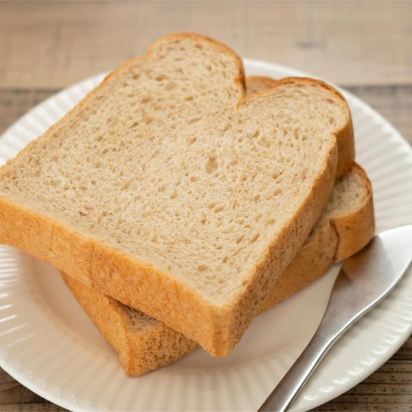 「岡山県産小麦 高そうな感じの食パンミックス イースト付き」は、岡山県津山市産の小麦を使用した半鐘屋（はんしょうや）オリジナルパンミックスのセットです。半鐘屋のホームベーカリー用食パンミックスは、計量の手間を省いた便利な使い切りサイズ。付属...