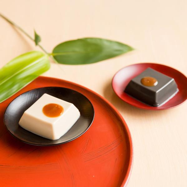 福井県の永平寺禅どうふの郷〜幸家〜がお届けする「幸家（さちや） ごまどうふ 詰め合わせ」です。「国内最上級 吉野本葛」と厳選された「ごま」を白山の伏流水で練り上げたごまどうふ。もっちりとした食感とごまの風味をお楽しみいただける一品です。白ご...