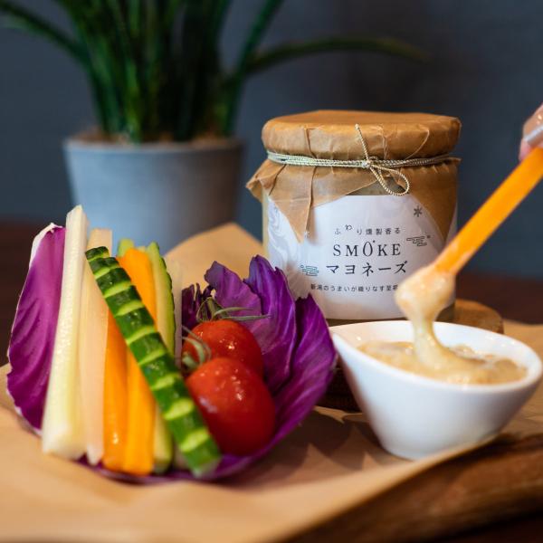 新潟県南魚沼の鈴木農場の「燻製マヨネーズ」です。鈴木農場では種から「からし」を栽培し、その種を使って「和からしマスタード」を手作りで製造しております。このマスタードを不要になった桑の木で燻し、新潟の癖の無い卵、新潟の天然塩を使用して作ったマ...