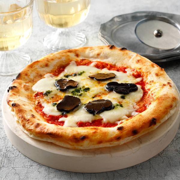 「トリュフ香る マルゲリータ ピザ」は、ナポリのピザ粉で作ったもちもちのマルゲリータに、トリュフのオリーブオイル漬けをたっぷりかけて食べるピザです。贅沢なトリュフの香りがとろけるチーズと相まって華やかに広がります。ピザのサイズは約20センチ...