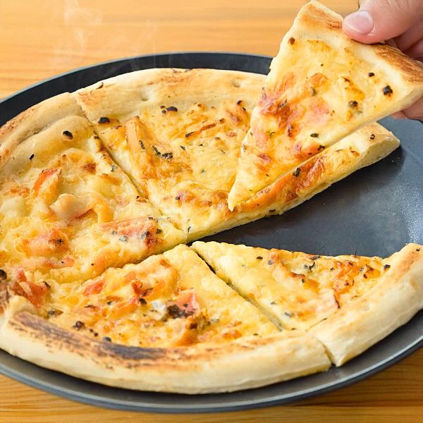 豊かな海で育った”ほや（海鞘）”を贅沢に使った「uoya 水月堂 ほや一夜漬ピザ」です。宮城県石巻市の水月堂（すいげつどう）のロングセラー商品「ほや一夜漬」をピザに仕立てました。ほや独特の旨みと香りがチーズのコクと絶妙に調和し、ここでしか味...