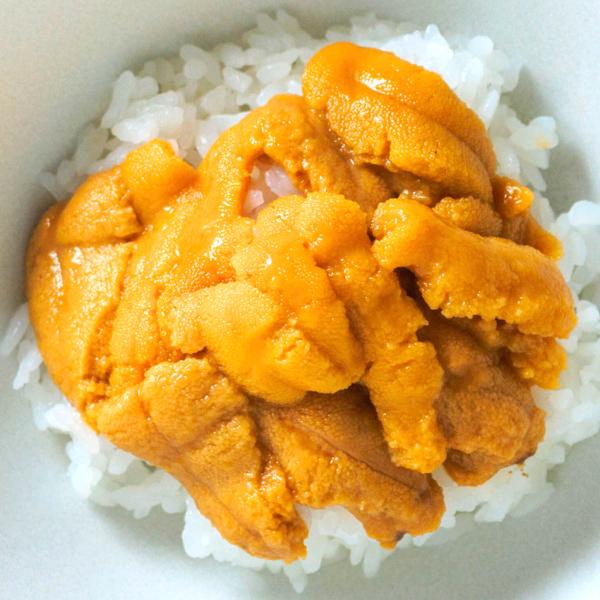 宮城県女川産のキタムラサキウニを原料に使用した「uoya 片倉商店 宮城県産 冷凍うに 金華うに 雪幻」です。金華うに雪幻（せつげん）は食品添加物無添加で仕上げており、嫌な臭いや味がありません。原料は片倉商店の潜水士が厳選して水揚げを行った...