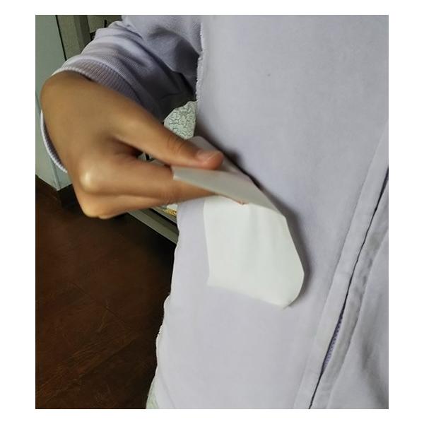 製品コンセプト：　外出時に、服のホコリを取りたい時がある。特に黒服はホコリが目立ちます。はたいてもうまく取れないことがある。以外にも粘着シートにはよく張り付きます。小さなホコリやゴミが気になる皆様へ！　携帯型粘着式ゴミ取りシートを使ってホコ...