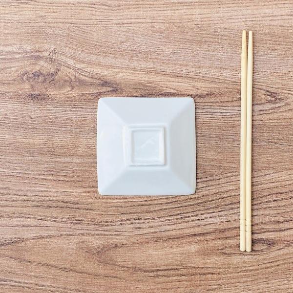 在庫一掃セール 角皿 小皿 白磁 豆皿 訳あり 2枚 龍文様 工芸品 在庫一掃セール 角皿 小皿 白磁 豆皿 訳あり 2枚 龍文様 工芸品