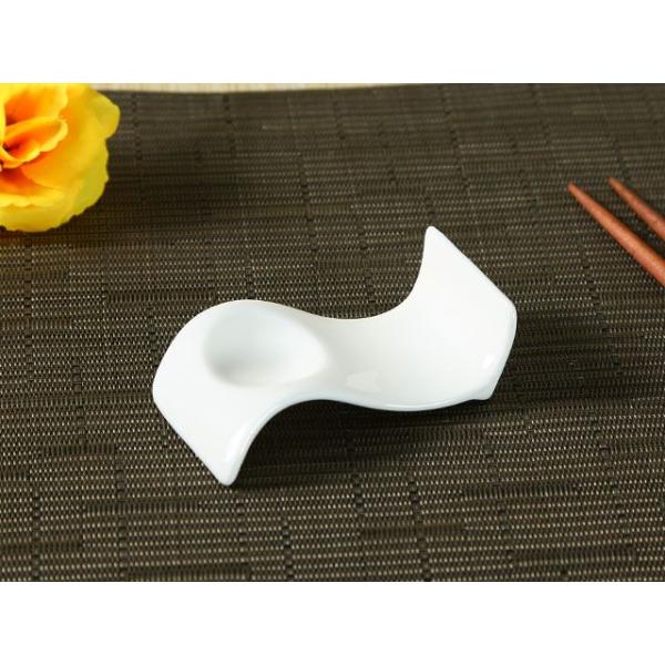白磁波型箸置き 