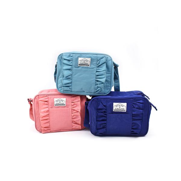 ■商品説明シンプルなフリルが可愛い、女の子にぴったりのショルダーバッグです。内側にはポケット・ネームホルダーもあり、使い勝手も◎同じデザインで、レッスンバッグ・シューズバッグも揃えていただけます♪通園バッグとしても、お出かけ用としてもご使用...