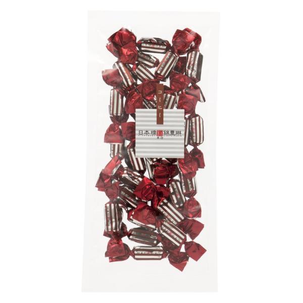 飴を高温で煮詰めて作るスカッチにローストアーモンドを加え、クランチな食感に仕上げました。まろやかな味とポロッと噛み砕ける歯ごたえの良さが特徴です。コーヒー豆をそのまま入れても癖がでないように、細かく挽いたコーヒーパウダーを使用しました。アー...