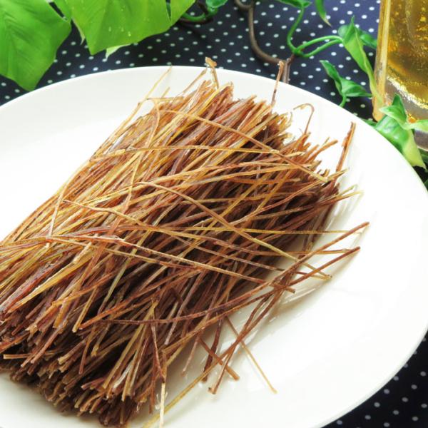◆品　名  するめそーめん  ◆名　称  魚介類乾製品   ◆原材料  いか(ペルー産)、砂糖、食塩／調味料（アミノ酸等）、ソルビトール（一部にいかを含む） ◆内容量  100g  ◆賞味期限  製造日より90日【受注生産】  ◆保存方法 ...