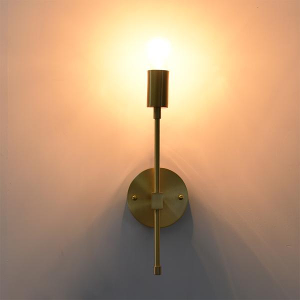 ■ブラケットライト商品の特徴● 【存在感のある金色の真鍮素材】エジソン電球などを合わせる事で、おしゃれでモダンな雰囲気を演出します。ナチッラル系や北欧風のお部屋などにピッタリマッチ。時間の経通と共に変化するその味わい深い合いをお楽しみ項けま...