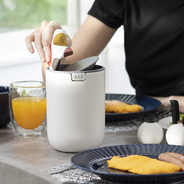 ニトリ（NITORI） スウィング式ゴミ箱(1.5L ホワイト 9206) : ニトリ