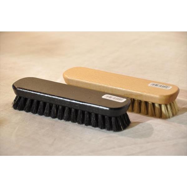 長さ約15.5cmドイツ製靴用ツヤ出し・仕上げブラシです。●持ちやすい大きさほどよいコンパクトさが手にジャストフィット！●選べるブラック＆ホワイトクリームによって使い分けのできる２色展開。