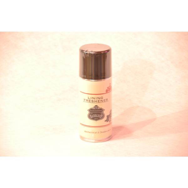 原産国:日本タイプ:スプレー 容量:125mlカラー:ニュートラル（無色）用途:レザージャケットのインナーやブーツ、グローブ等レザージャケットのインナーやブーツ、グローブ内の嫌なニオイを取り除く除菌・消臭スプレーです。銀を内包したマイクロカ...