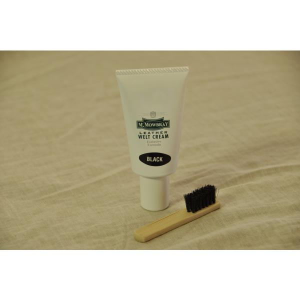 ・靴のコバ部分に浸透し、栄養と潤いを与え、乾燥を防ぎ劣化を防止します。■用途：靴、ブーツ等のコバ（革）　■タイプ：乳化性　チューブ　■容量：45ml　■原産国：イタリア製　■カラー：全3色（ブラック・ダークタン・ライトタン）　＊お取り寄せ品...