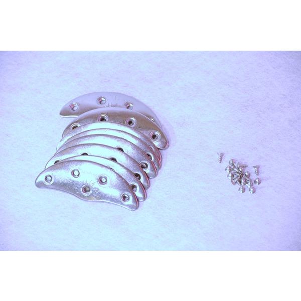 靴底の減り止め、補強用品。約64ミリｘ23ミリ＊使用中摩耗により釘ビス等の頭がすり減り留めが効かなくなって外れてきますので再度、釘ビス等をご用意し打ち直して下さい。＊刻印はtriumphかLispolnoの場合があります。商品自体に変更はあ...