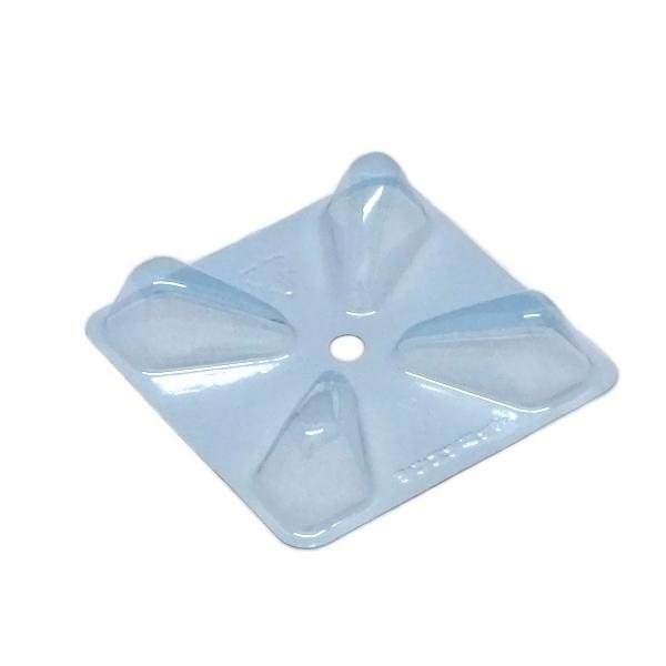 スイカ、メロン等の地這栽培果実の土との接地面腐敗防止や色むら防止に役立つ成育用台座です。透明ブルーにて回収作業がしやすい！透明度が高く、果実の底面まで光が届くので反転作業が不要です！果実の色むらが少なく、商品価値があがります！果実の土汚れが...