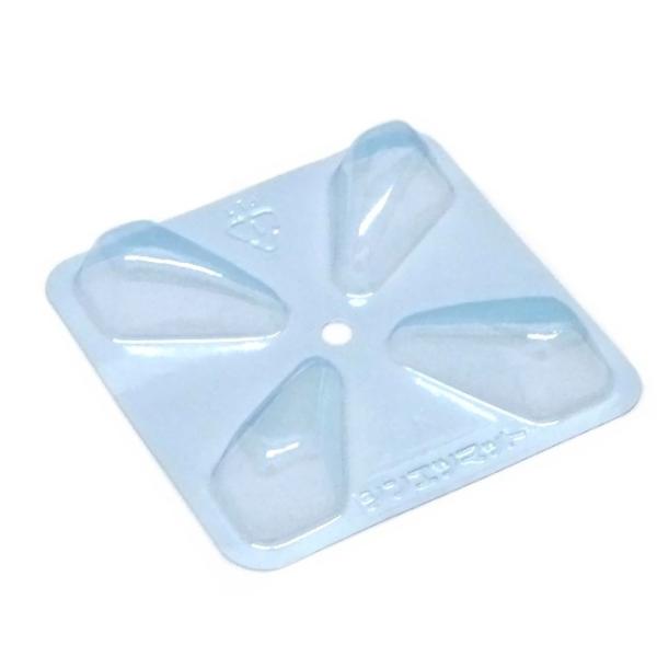 スイカ、メロン等の地這栽培果実の土との接地面腐敗防止や色むら防止に役立つ成育用台座です。透明ブルーにて回収作業がしやすい！透明度が高く、果実の底面まで光が届くので反転作業が不要です！果実の色むらが少なく、商品価値があがります！果実の土汚れが...