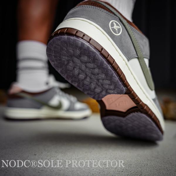 お気に入りのスニーカーの価値を下げずに長く履く為の必須ツール！！NODC HEEL PROTECTORと同じ粘着素材を使用している為、粘着力は変わりなく強力で、ロゴと縞板形状のデザインで凹凸があり滑りづらくなっております。ハサミでカット可能...