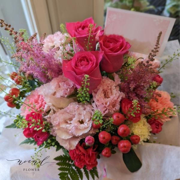 「バラ」をメインに新鮮なお花を使っておつくりする生花アレンジメントです。お祝い、お礼、お見舞い　など様々なご用途にご利用いただけます。＊メッセージカードは、メッセージ内容に合わせて最適なものをご用意いたします＊＊写真は一例です。季節や市場の...