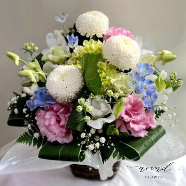 大きすぎず小さすぎず、、、そんなサイズ感のお供え花をご希望の方におすすめのお供えフラワーアレンジメントです。こちらは３方向からご覧いただくスタイルのアレンジです。故人様の性別により雰囲気を変えてご用意いたします。亡くなられて、お日にちが浅い...