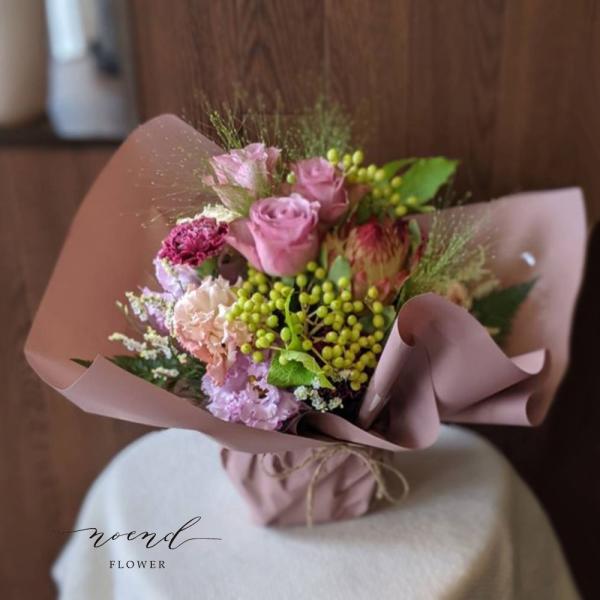 ご用途に合わせてお花をセレクトし、バランスよくデザインしてご用意いたします。＊写真は一例です。お花の内容は季節や入荷状況により異なります。あらかじめご了承くださいませ＊また、お花の内容は【当店におまかせ】くださいませ。おまかせいただくことで...