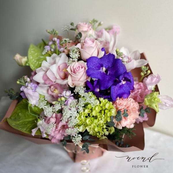 季節のお花を使ってご用意する【おまかせ】生花アレンジメントです。開店祝いや周年祝い、お誕生日などのお祝いごとにオススメ！お花の内容は【当店おまかせ】となりますが、季節のお花を使ってご用途に合わせてご用意いたします。＊メッセージカードをご希望...