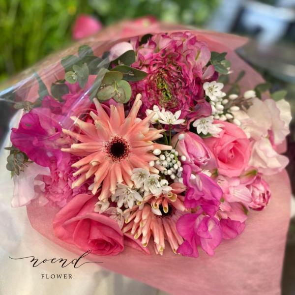 季節のお花を使ってご用意する、お子様でも持っていただきやすいサイズ感のブーケです。お誕生日や発表会などでも、よくご利用いただいております。【無料サービス】・栄養剤(延命剤)・メッセージカードをご用意しております。メッセージ内容に合わせて最適...