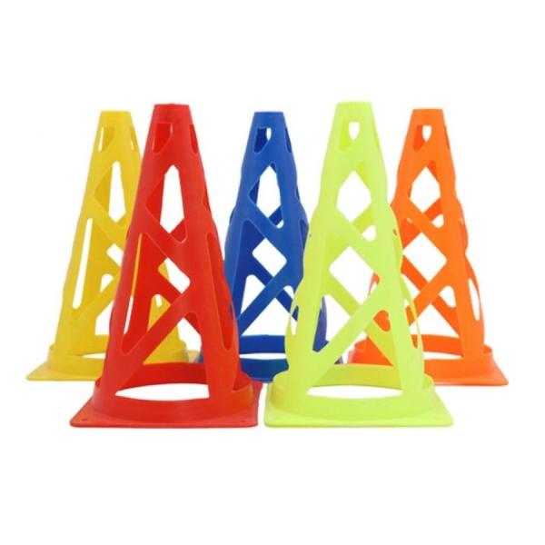【製品仕様】カラー：レッド、イエロー、オレンジ、グリーン、ブルーサイズ：(約)13×13×23cm内容量：1個サッカーを始め様々なスポーツの練習や、アジリティートレーニングに有効なカラーコーン風を通す形状で強風時にも倒れにくいのが特徴です。...