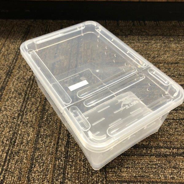 《使用方法》昆虫、両生類、爬虫類などの飼育に複数個の積み重ね可能!(ずれないようにストッパーがついています)≪材質≫プラスティック≪サイズ≫約19×12.5×7.5cm対象年齢12歳以上MADE IN CHINA※製作工程上、細かい傷が入っ...