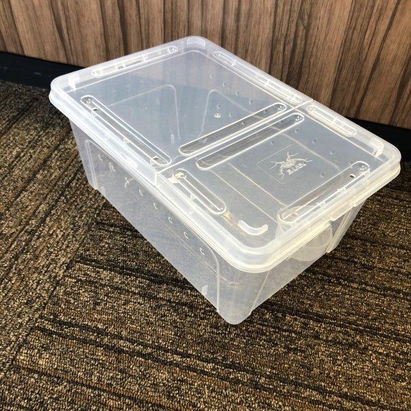 《使用方法》昆虫などの飼育に複数個の積み重ね可能!(ずれないようにストッパーがついています)≪材質≫プラスティック≪サイズ≫約27×18.5×12cm対象年齢12歳以上MADE IN CHINA【購入前にご確認ください】※餌皿のカラーが生産...