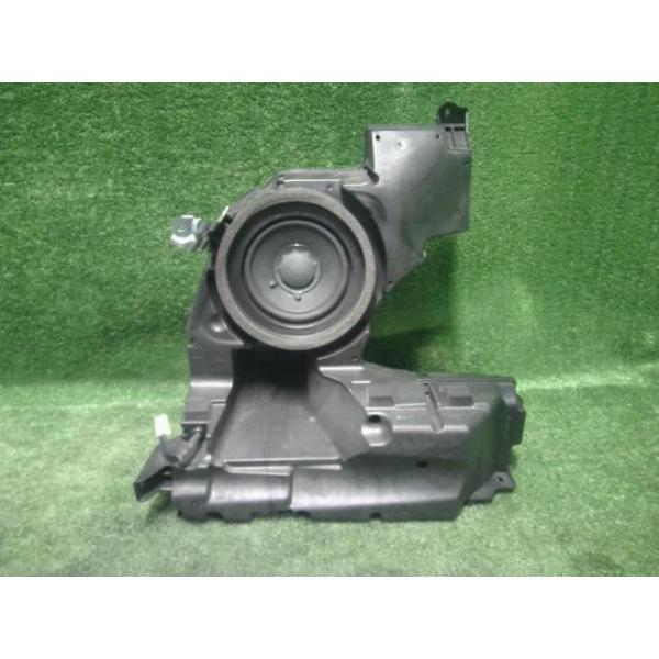 レクサス CT DAA-ZWA10 スピーカー ウーハー トランク内左 86160-76060