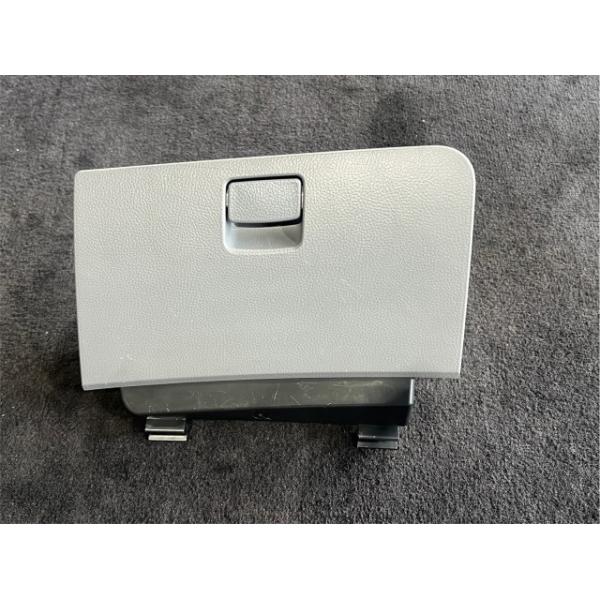 **** 商品説明を必ずご確認ください ****部品管理番号：250924000270210メーカー純正品番：73410-70K00-R8J部品名：グローブBOX部品メーカー品番：73412-70K0メーカー代替品番：73410-70K01...