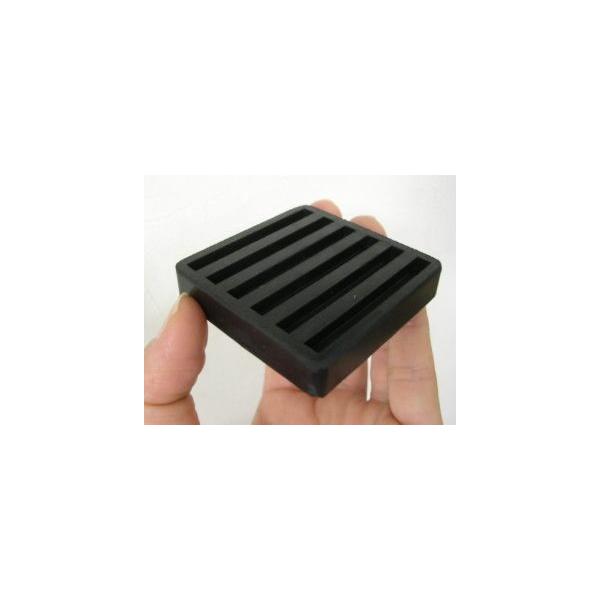 両面防振スジ入りゴムです。スジは、表面と裏面では90度異なる方向で入っています。【サイズ】50ミリ×50ミリ×厚さ10ミリ【カラー】黒株式会社光(ヒカリ)の製品です。在庫切れしている場合は、土日祝日を除く2、3日で出荷できる予定です。