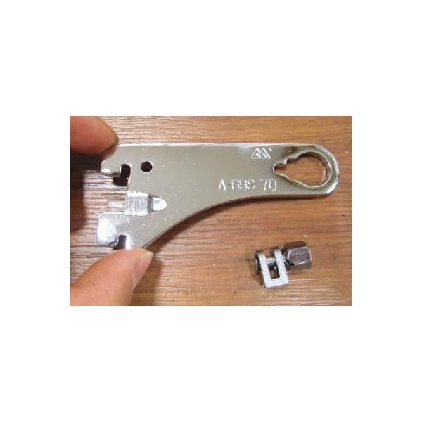 「正面の壁だけ使って棚柱を設置して、そこにちょっとしたタオル・小物掛けも設置したい」そんなときにオススメの、ロイヤルのＡＡシステム、太さ13ミリパイプシリーズです。お好きな長さのチャンネルサポート（ASF-1、AWF-5）やブラケットを選ん...