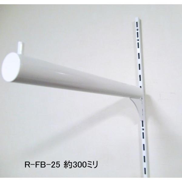 チャンネルサポート（レール）1本に直接引っ掛けるだけで、 壁面に、オシャレな洋服屋さんのようなハンガーパイプがかけられる、ホワイト色のブラケットです。 本格的な棚を作って、そのレールのあまりスペースにオプションで洋服をひっかける場所を作るの...