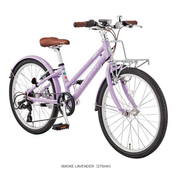 便利なフロントキャリアと前後フェンダーを標準で装備した22インチバイクです。フレーム素材には軽量で強度のあるアルミを採用。スタッガード型のフレームデザインで乗り降りもしやすいです。チェーンガードの付いたフロントシングルギアはズボンの裾の油汚...