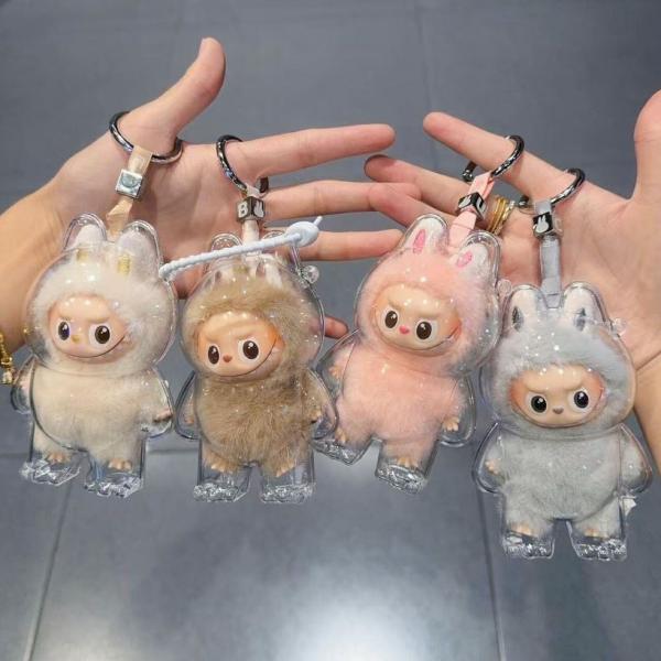 LABUBU（ラブブ）専用の高品質保護ケースです。雨や汚れから守り、綺麗な状態で保管できます。コレクションの保護や展示用にもおすすめです。付属チェーンとボールチェーンの両方に対応しております。※ぬいぐるみ本体は含まれません。・対応サイズ： ...