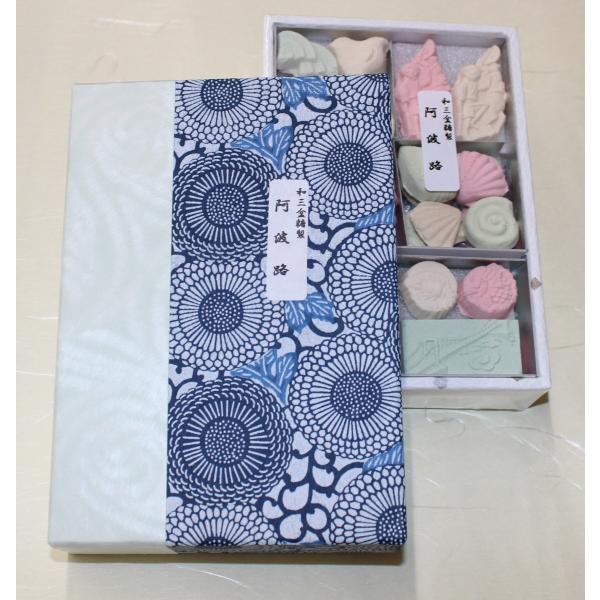 名　　称　干菓子原 材 料　和三盆糖、澱粉、着色料内 容 量　約95ｇ賞味期限　約３ヶ月【栄養成分表】　　　（100g当たり）エネルギー　398kcalたんぱく質　0.1g脂　　　質　0.1g炭 水 化 物　99.3g食塩相当量　0.0g【...