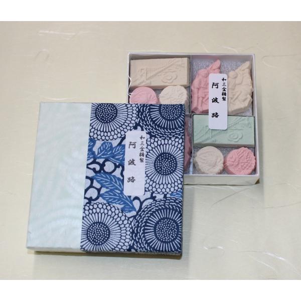 名　　称　干菓子原 材 料　和三盆糖、澱粉、着色料内 容 量　約55ｇ箱サイズ　8.7cm×8.7cm×2.2cm賞味期限　約３ヶ月【栄養成分表】　　　（100g当たり）エネルギー　398kcalたんぱく質　0.1g脂　　　質　0.1g炭 ...