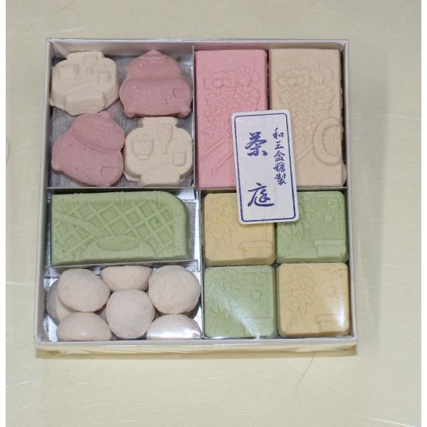名　　称　干菓子原 材 料　和三盆糖、澱粉、着色料内 容 量　約80ｇ箱サイズ　8.7cm×8.7cm×2.2cm賞味期限　約３ヶ月【栄養成分表】　　　（100g当たり）エネルギー　398kcalたんぱく質　0.1g脂　　　質　0.1g炭 ...