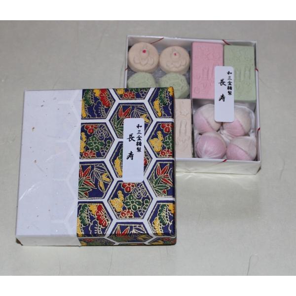 名　　称　干菓子原 材 料　和三盆糖、澱粉、着色料内 容 量　約65ｇ箱サイズ　8.7cm×8.7cm×2.2cm賞味期限　約３ヶ月【栄養成分表】　　　（100g当たり）エネルギー　398kcalたんぱく質　0.1g脂　　　質　0.1g炭 ...