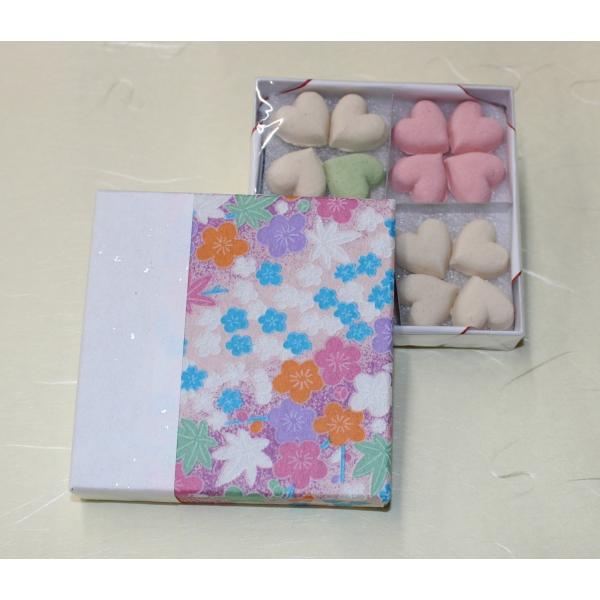 名　　称　干菓子原 材 料　和三盆糖、澱粉、着色料内 容 量　約30ｇ箱サイズ　8.7cm×8.7cm×1.5cm賞味期限　約３ヶ月【栄養成分表】　　　（100g当たり）エネルギー　398kcalたんぱく質　0.1g脂　　　質　0.1g炭 ...