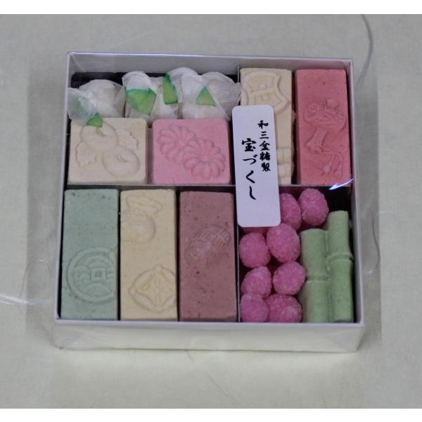 名　　称　干菓子原 材 料　和三盆糖、上白糖、澱粉、梅肉、寒梅粉、グラニュー糖、着色料内 容 量　約65ｇ箱サイズ　8.7cm×8.7cm×2.2cm賞味期限　約３ヶ月【栄養成分表】　　　（100g当たり）エネルギー　393kcalたんぱく...