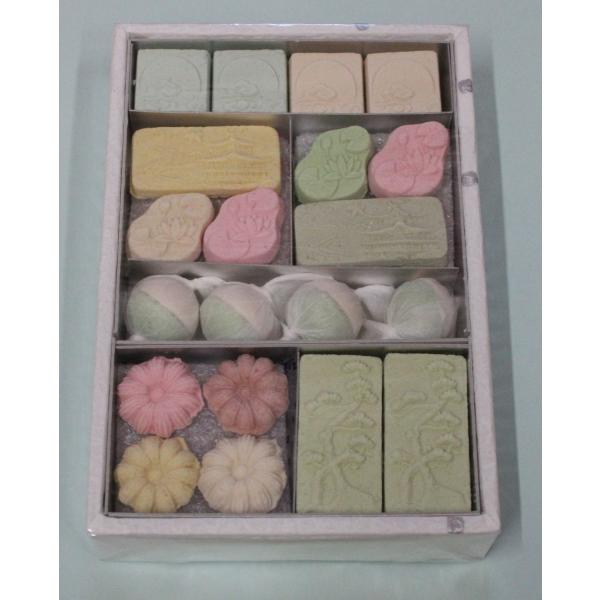 名　　称　干菓子原 材 料　和三盆糖、澱粉、着色料内 容 量　約105ｇ賞味期限　約３ヶ月【栄養成分表】　　　（100g当たり）エネルギー　398kcalたんぱく質　0.1g脂　　　質　0.1g炭 水 化 物　99.3g食塩相当量　0.0g...