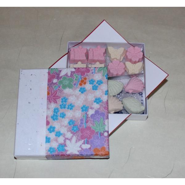 名　　称　干菓子原 材 料　和三盆糖、澱粉、着色料内 容 量　約30ｇ箱サイズ　8.7cm×8.7cm×1.5cm賞味期限　約３ヶ月【栄養成分表】　　　（100g当たり）エネルギー　398kcalたんぱく質　0.1g脂　　　質　0.1g炭 ...