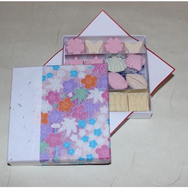 名　　称　干菓子原 材 料　和三盆糖、澱粉、着色料内 容 量　約30ｇ箱サイズ　8.7cm×8.7cm×1.5cm賞味期限　約３ヶ月【栄養成分表】　　　（100g当たり）エネルギー　398kcalたんぱく質　0.1g脂　　　質　0.1g炭 ...