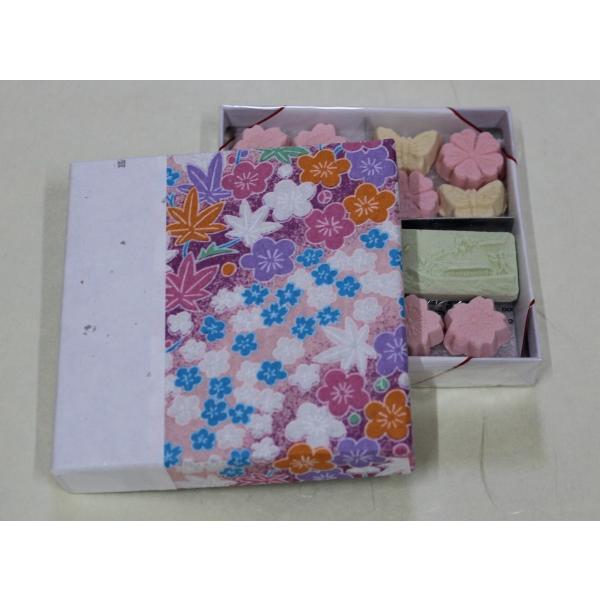 名　　称　干菓子原 材 料　和三盆糖、澱粉、着色料内 容 量　約30ｇ箱サイズ　8.7cm×8.7cm×1.5cm賞味期限　約３ヶ月【栄養成分表】　　　（100g当たり）エネルギー　398kcalたんぱく質　0.1g脂　　　質　0.1g炭 ...