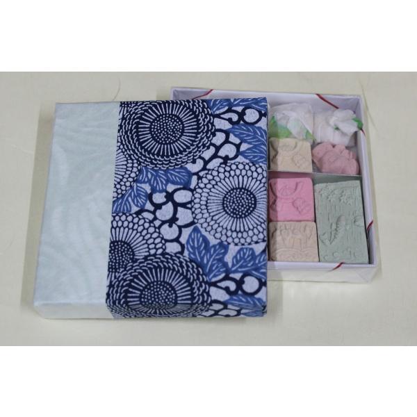 名　　称　干菓子原 材 料　和三盆糖、澱粉、着色料内 容 量　約40ｇ箱サイズ　8.7cm×8.7cm×1.5cm賞味期限　約３ヶ月【栄養成分表】　　　（100g当たり）エネルギー　398kcalたんぱく質　0.1g脂　　　質　0.1g炭 ...